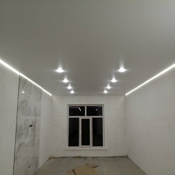 Натяжной потолок на кухне с подсветкой и точечными светильниками