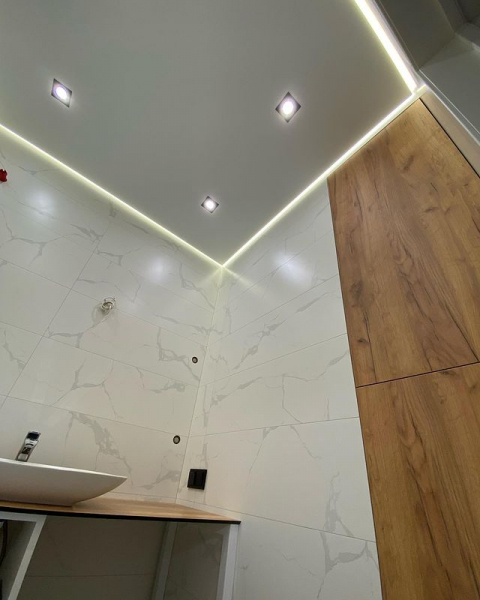 Пример натяжного потолка в ванную комнату