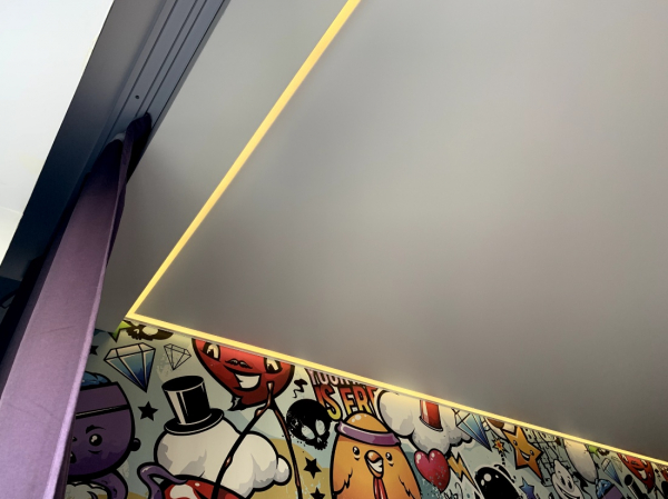 Фото парящего натяжного потолка в детскую комнату