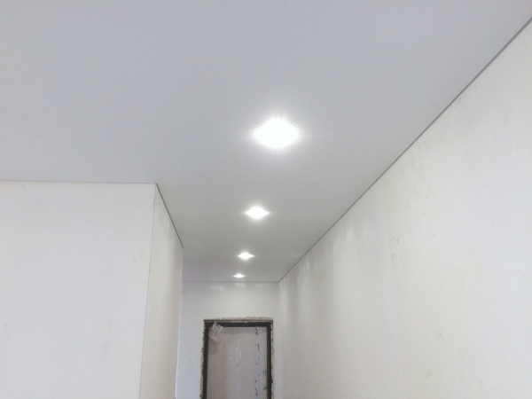 Натяжной потолок в коридор