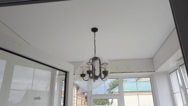 Пример матового натяжного потолка в частный дом