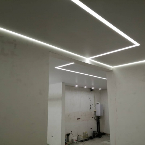 Сатиновый натяжной потолок с подсветкой и световыми линиями