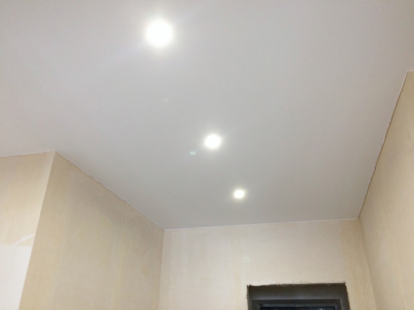 Натяжной потолок в коридор