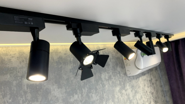 Пример натяжного потолка с трековыми светильниками на кухню