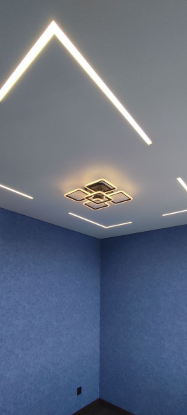 Натяжной потолок со световыми линиями в спальне