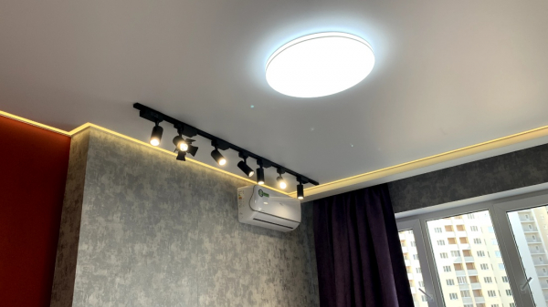 Пример натяжного потолка в спальню