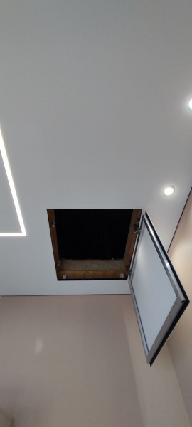 Матовый потолок с люком на чердак