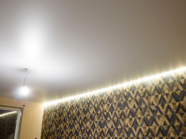 Фото парящего натяжного потолка в гостиную