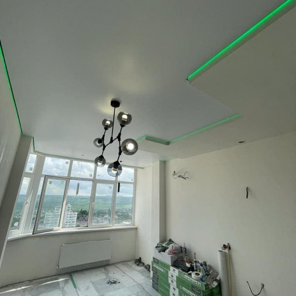 Белый натяжной потолок