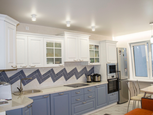 Пример натяжного потолкана кухню