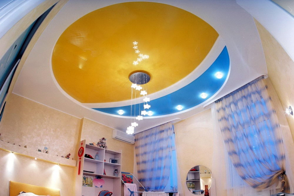 Фото цветного натяжного потолка в детскую комнату