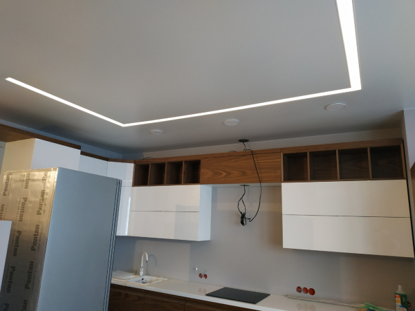 Фото натяжного потолка со световыми линиями на кухню