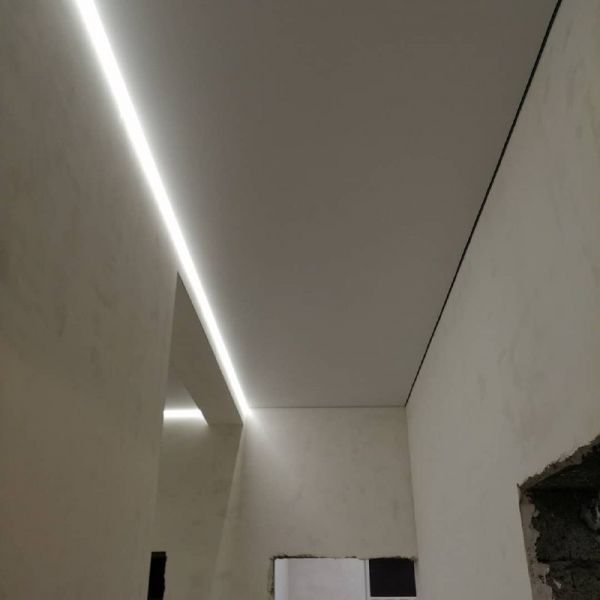 Натяжной потолок в коридоре