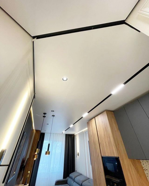 Пример теневого натяжного потолка в зал