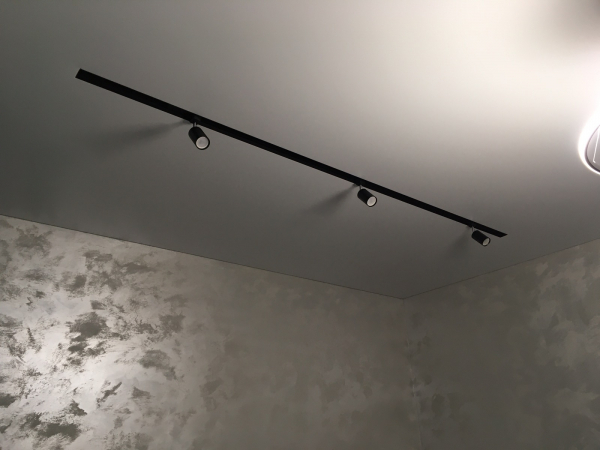 Глянцевые натяжные потолки