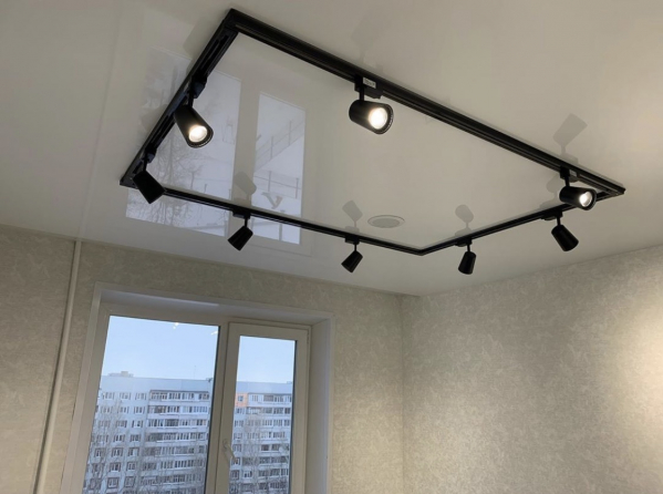 Глянцевые натяжные потолки